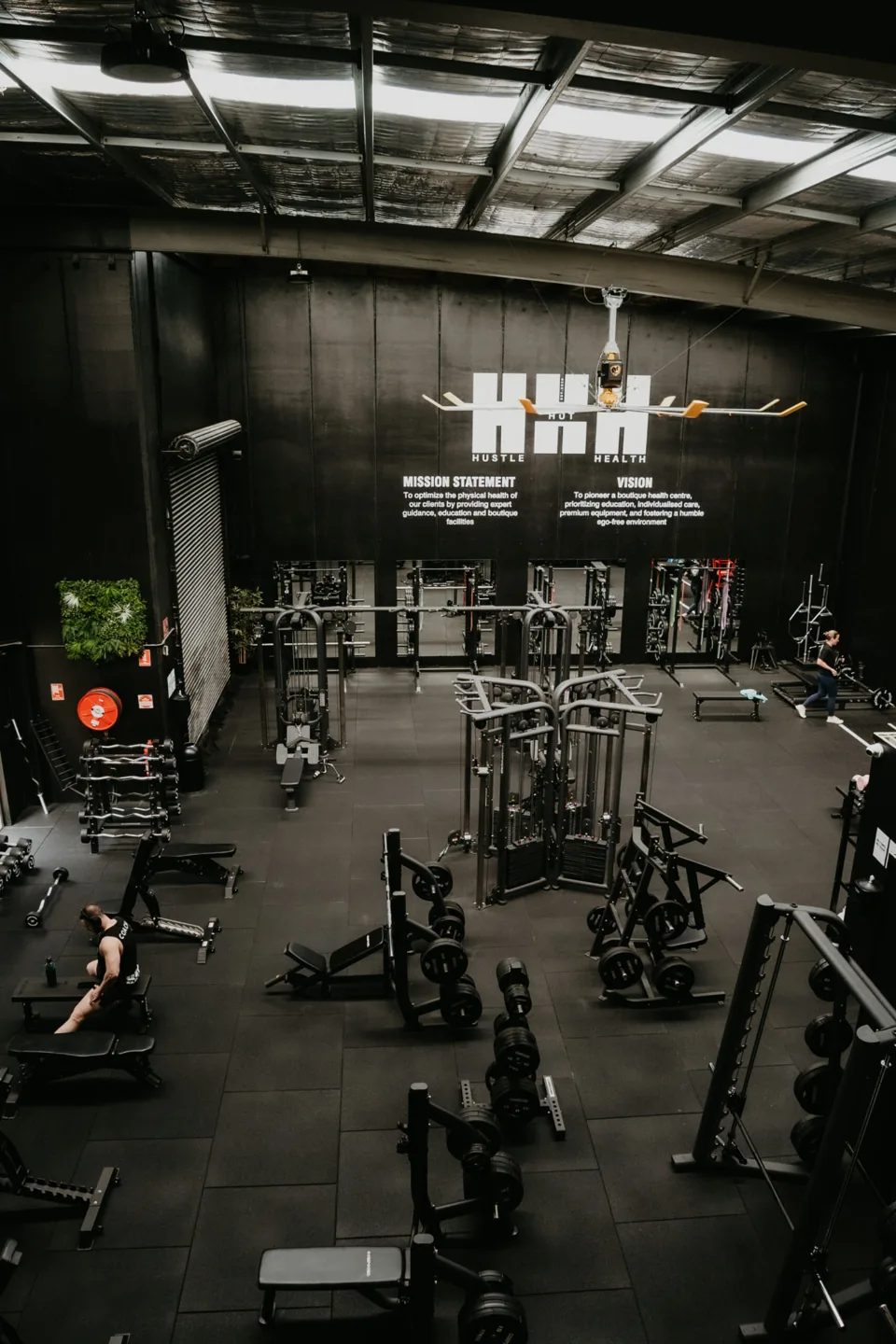 Wide view of the 650 m² gym floor with racks, machines and free weights